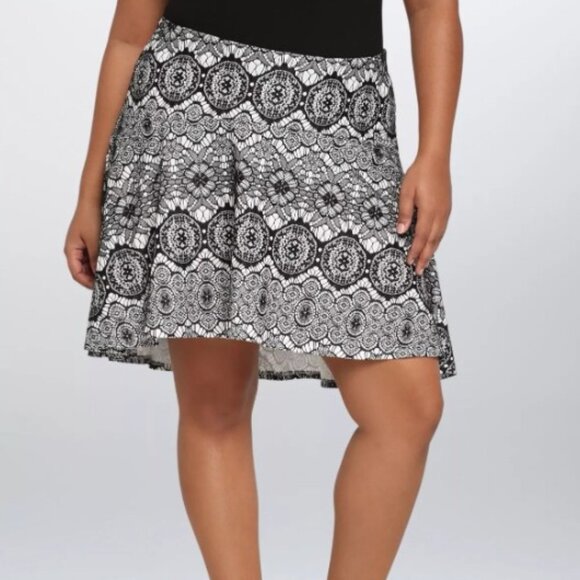 Torrid Bonded Black and White Lace Skater Hi Low Skirt 2 2X 18/20 - Picture 1 of 7
